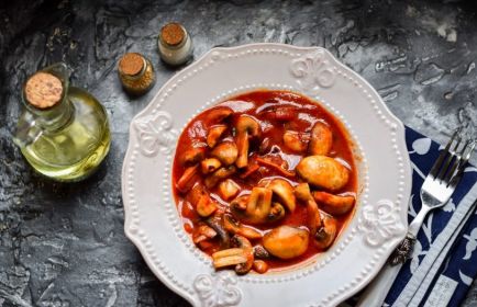 Шампиньоны в томатном соусе на сковороде рецепт с фото пошагово
