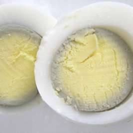 Варенное яйцо и можно ли его есть с зеленым оттенком