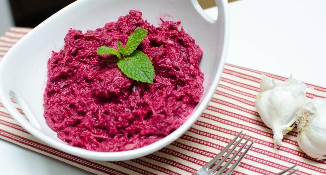 Салат свекла сырая с чесноком
